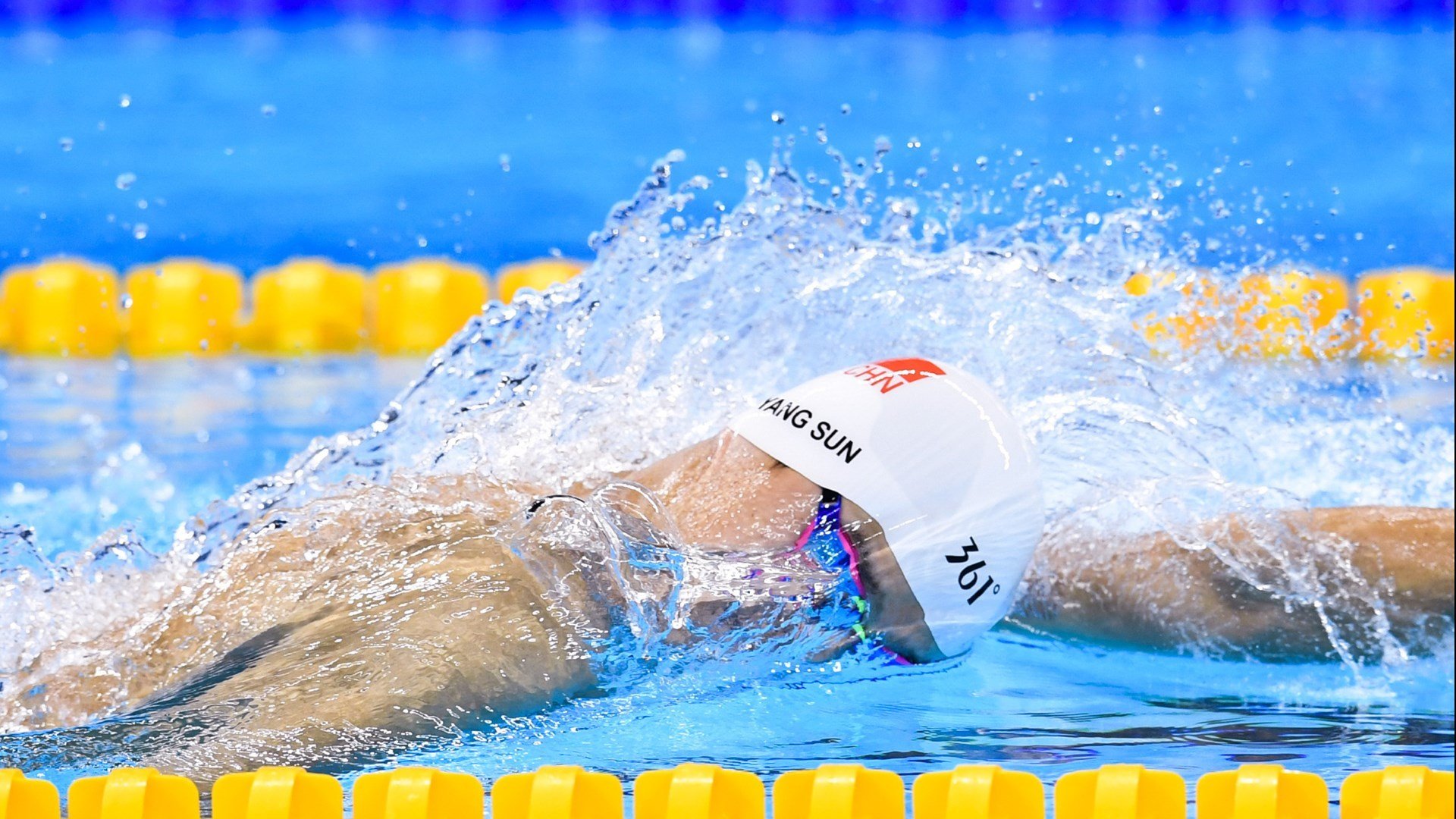 自由泳滑行段距离延长明显，自由泳滑行动作巧的视频