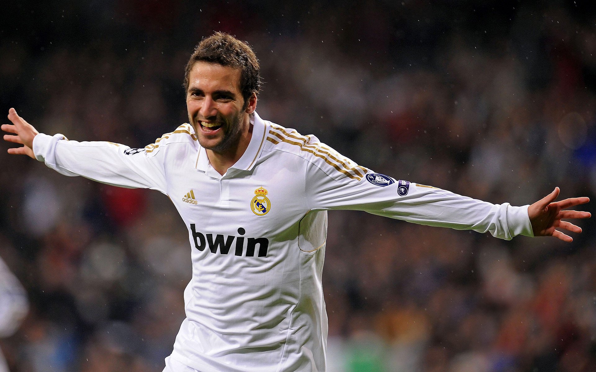 “腰旗美式橄榄球赛：东部新区赛场激烈对抗，观众热情高涨”